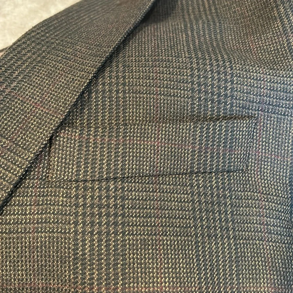 Izod Men’s blazer. Black and brown. Tan interior. 2 buttons. Size 44R. EUC - Picture 8 of 8